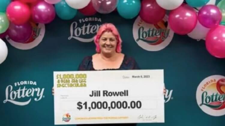 Người phụ nữ nhận 1 triệu đô sau khi suýt ném vé trúng thưởng