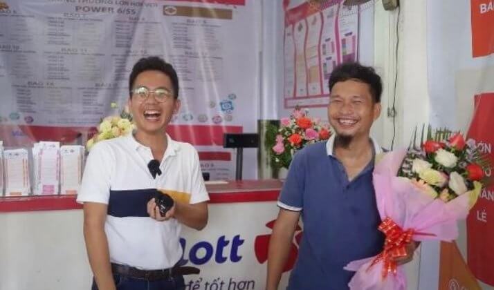 Trúng Vietlott 5 tỷ, tặng luôn bạn bè 1,3 tỷ